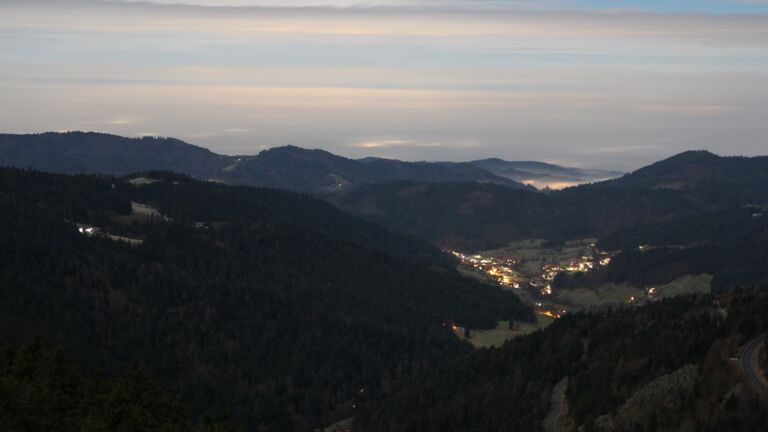 Dieses Bild zeigt eine Webcam-Aufnahme vom Achertal, aufgenommen am Donnerstag, den 04.12.2025 um 23:00 Uhr. Die Temperatur betrug 1.7°C.