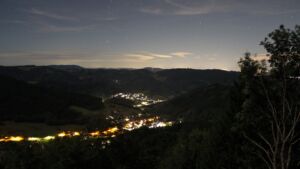 Dieses Bild zeigt eine Webcam-Aufnahme vom Achertal, aufgenommen am Freitag, den 04.09.2026 um 04:00 Uhr. Die Temperatur betrug 18.1°C.