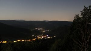 Dieses Bild zeigt eine Webcam-Aufnahme vom Achertal, aufgenommen am Mittwoch, den 29.07.2026 um 23:10 Uhr. Die Temperatur betrug 28.6°C.