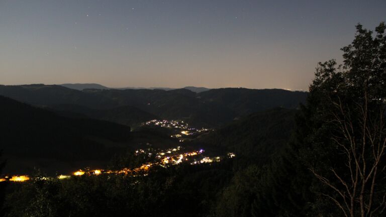 Dieses Bild zeigt eine Webcam-Aufnahme vom Achertal, aufgenommen am Mittwoch, den 29.07.2026 um 23:10 Uhr. Die Temperatur betrug 28.6°C.