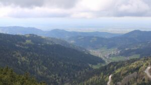 Dieses Bild zeigt eine Webcam-Aufnahme vom Achertal, aufgenommen am Sonntag, den 19.04.2026 um 14:10 Uhr. Die Temperatur betrug 8.2°C.