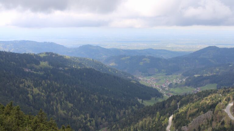 Dieses Bild zeigt eine Webcam-Aufnahme vom Achertal, aufgenommen am Sonntag, den 19.04.2026 um 14:10 Uhr. Die Temperatur betrug 8.2°C.