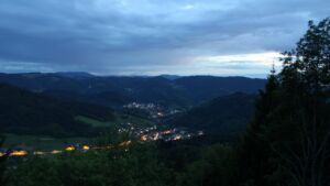Dieses Bild zeigt eine Webcam-Aufnahme vom Achertal, aufgenommen am Montag, den 18.05.2026 um 21:50 Uhr. Die Temperatur betrug 9.2°C.