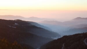 Dieses Bild zeigt eine Webcam-Aufnahme vom Achertal, aufgenommen am Samstag, den 27.12.2025 um 16:30 Uhr. Die Temperatur betrug 4.4°C.