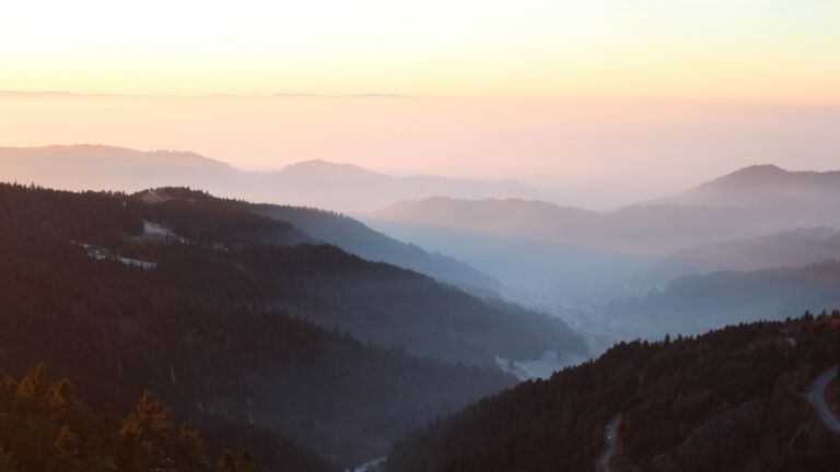 Dieses Bild zeigt eine Webcam-Aufnahme vom Achertal, aufgenommen am Samstag, den 27.12.2025 um 16:30 Uhr. Die Temperatur betrug 4.4°C.