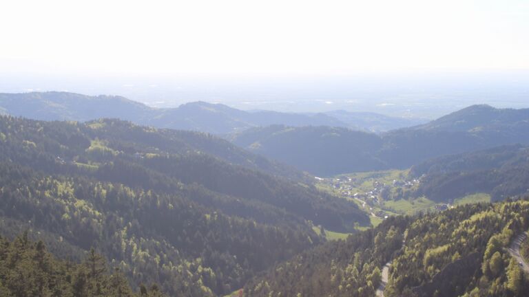 Dieses Bild zeigt eine Webcam-Aufnahme vom Achertal, aufgenommen am Freitag, den 24.04.2026 um 18:30 Uhr. Die Temperatur betrug 13.9°C.