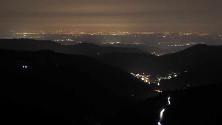 Dieses Bild zeigt eine Webcam-Aufnahme vom Achertal, aufgenommen am Sonntag, den 08.03.2026 um 20:00 Uhr. Die Temperatur betrug 9.1°C.