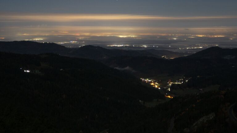 Dieses Bild zeigt eine Webcam-Aufnahme vom Achertal, aufgenommen am Montag, den 10.11.2025 um 00:30 Uhr. Die Temperatur betrug 5.9°C.