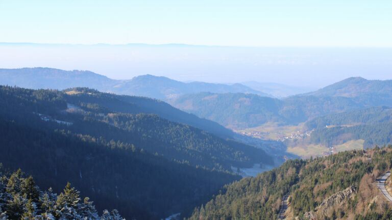 Dieses Bild zeigt eine Webcam-Aufnahme vom Achertal, aufgenommen am Samstag, den 27.12.2025 um 12:20 Uhr. Die Temperatur betrug 5.6°C.