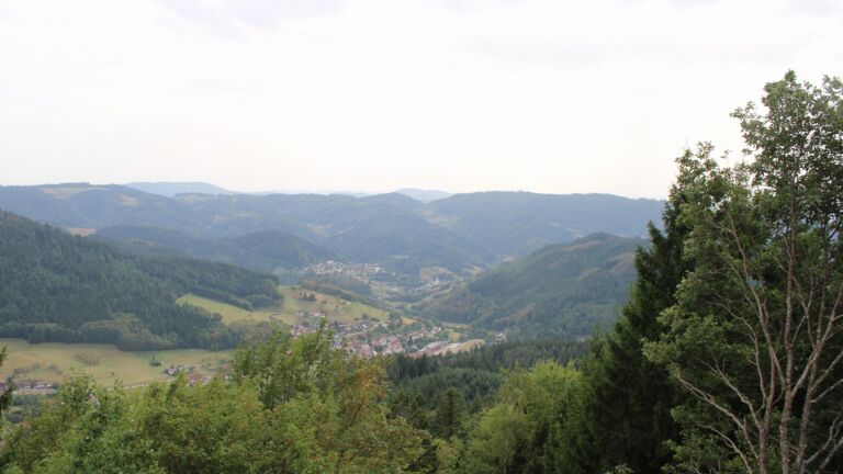 Dieses Bild zeigt eine Webcam-Aufnahme vom Achertal, aufgenommen am Donnerstag, den 27.08.2026 um 17:00 Uhr. Die Temperatur betrug 30°C.