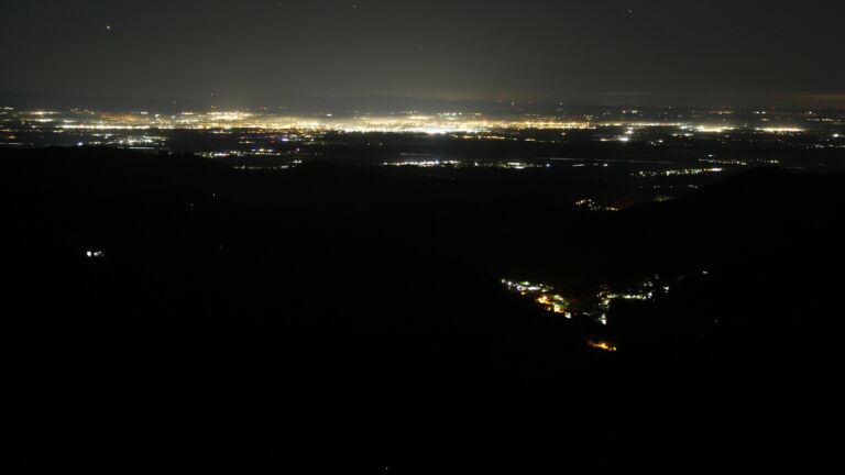 Dieses Bild zeigt eine Webcam-Aufnahme vom Achertal, aufgenommen am Sonntag, den 16.11.2025 um 02:00 Uhr. Die Temperatur betrug 7.6°C.