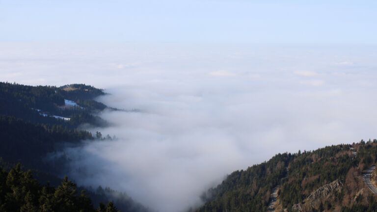 Dieses Bild zeigt eine Webcam-Aufnahme vom Achertal, aufgenommen am Sonntag, den 18.01.2026 um 12:20 Uhr. Die Temperatur betrug 7.6°C.