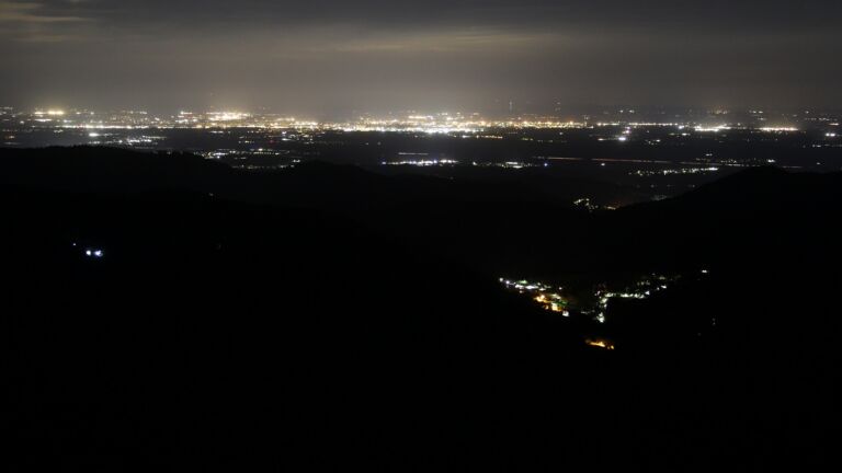 Dieses Bild zeigt eine Webcam-Aufnahme vom Achertal, aufgenommen am Dienstag, den 21.04.2026 um 02:00 Uhr. Die Temperatur betrug 2.6°C.