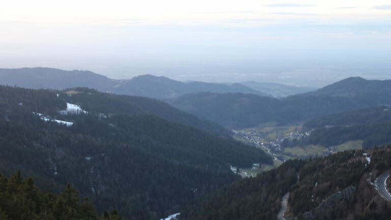 Dieses Bild zeigt eine Webcam-Aufnahme vom Achertal, aufgenommen am Freitag, den 16.01.2026 um 16:50 Uhr. Die Temperatur betrug 7.2°C.