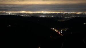 Dieses Bild zeigt eine Webcam-Aufnahme vom Achertal, aufgenommen am Sonntag, den 30.11.2025 um 00:30 Uhr. Die Temperatur betrug 7.4°C.