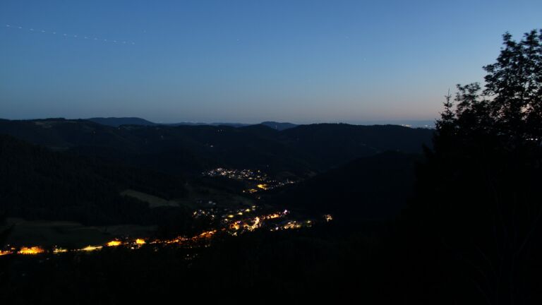 Dieses Bild zeigt eine Webcam-Aufnahme vom Achertal, aufgenommen am Freitag, den 03.07.2026 um 22:40 Uhr. Die Temperatur betrug 18.1°C.