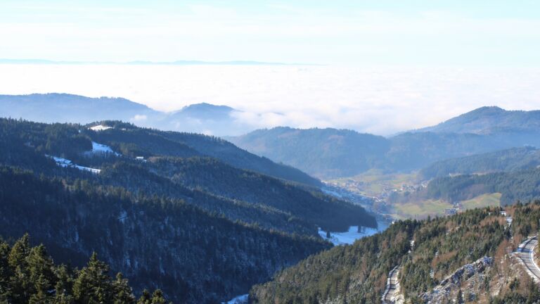 Dieses Bild zeigt eine Webcam-Aufnahme vom Achertal, aufgenommen am Samstag, den 22.11.2025 um 13:40 Uhr. Die Temperatur betrug -2.2°C.