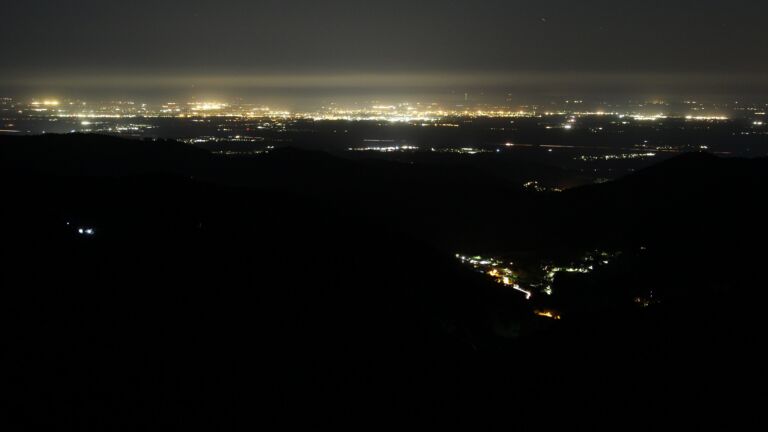 Dieses Bild zeigt eine Webcam-Aufnahme vom Achertal, aufgenommen am Freitag, den 24.04.2026 um 03:30 Uhr. Die Temperatur betrug 7.9°C.