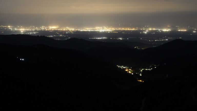 Dieses Bild zeigt eine Webcam-Aufnahme vom Achertal, aufgenommen am Sonntag, den 03.05.2026 um 04:30 Uhr. Die Temperatur betrug 13.9°C.
