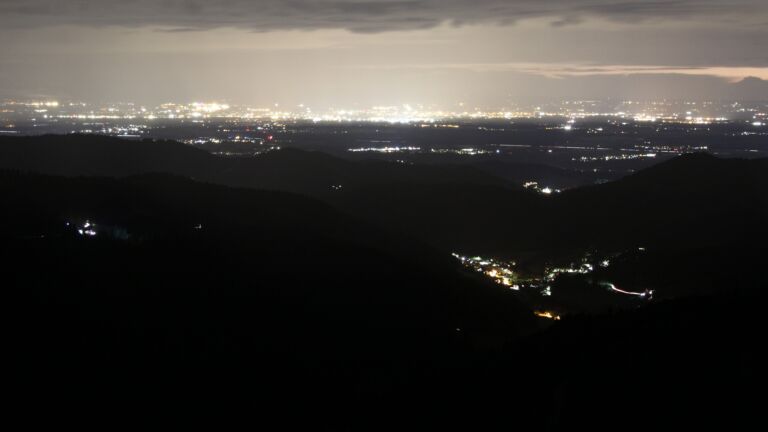 Dieses Bild zeigt eine Webcam-Aufnahme vom Achertal, aufgenommen am Montag, den 01.09.2025 um 21:20 Uhr. Die Temperatur betrug 12.7°C.