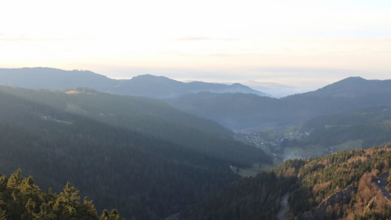 Dieses Bild zeigt eine Webcam-Aufnahme vom Achertal, aufgenommen am Donnerstag, den 04.12.2025 um 15:40 Uhr. Die Temperatur betrug 2.4°C.