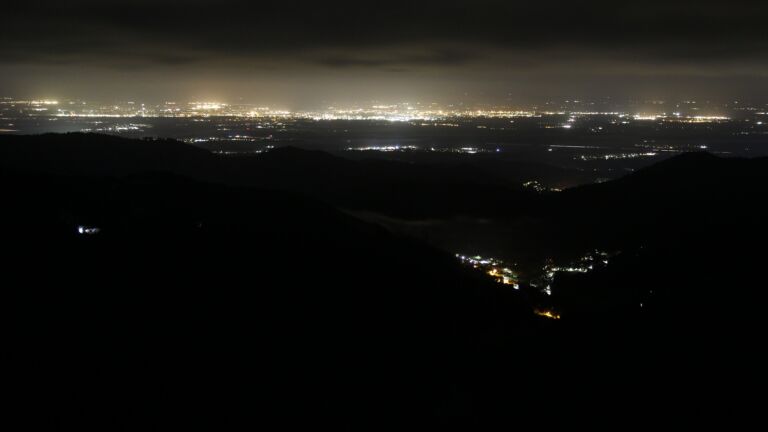 Dieses Bild zeigt eine Webcam-Aufnahme vom Achertal, aufgenommen am Dienstag, den 18.11.2025 um 00:30 Uhr. Die Temperatur betrug -3.2°C.