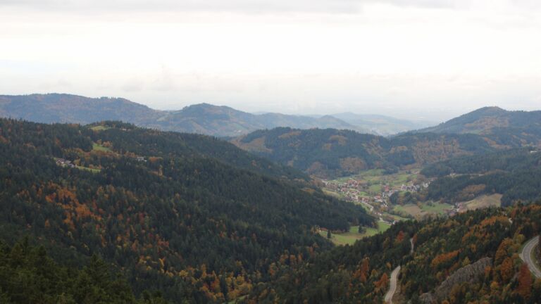 Dieses Bild zeigt eine Webcam-Aufnahme vom Achertal, aufgenommen am Freitag, den 17.10.2025 um 13:10 Uhr. Die Temperatur betrug 6.8°C.