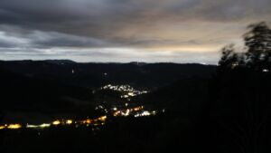 Dieses Bild zeigt eine Webcam-Aufnahme vom Achertal, aufgenommen am Samstag, den 29.08.2026 um 00:30 Uhr. Die Temperatur betrug 15.6°C.
