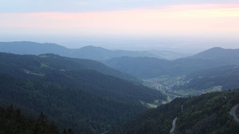 Dieses Bild zeigt eine Webcam-Aufnahme vom Achertal, aufgenommen am Samstag, den 17.05.2025 um 21:00 Uhr. Die Temperatur betrug 9.4°C.