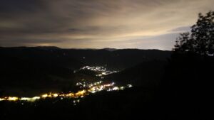 Dieses Bild zeigt eine Webcam-Aufnahme vom Achertal, aufgenommen am Samstag, den 06.06.2026 um 23:20 Uhr. Die Temperatur betrug 13.8°C.