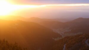 Dieses Bild zeigt eine Webcam-Aufnahme vom Achertal, aufgenommen am Samstag, den 28.02.2026 um 18:00 Uhr. Die Temperatur betrug 3.9°C.