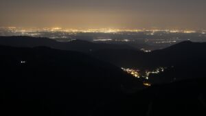 Dieses Bild zeigt eine Webcam-Aufnahme vom Achertal, aufgenommen am Montag, den 23.03.2026 um 22:00 Uhr. Die Temperatur betrug 5.5°C.