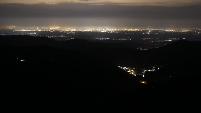 Dieses Bild zeigt eine Webcam-Aufnahme vom Achertal, aufgenommen am Sonntag, den 19.10.2025 um 23:30 Uhr. Die Temperatur betrug 10.7°C.