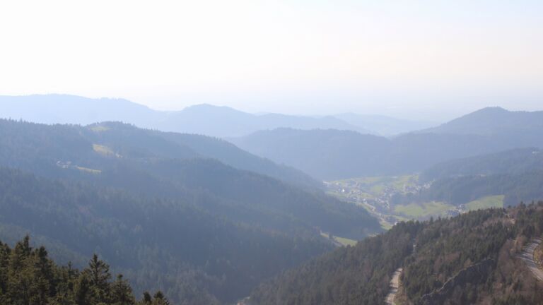 Dieses Bild zeigt eine Webcam-Aufnahme vom Achertal, aufgenommen am Freitag, den 20.03.2026 um 16:10 Uhr. Die Temperatur betrug 9.5°C.