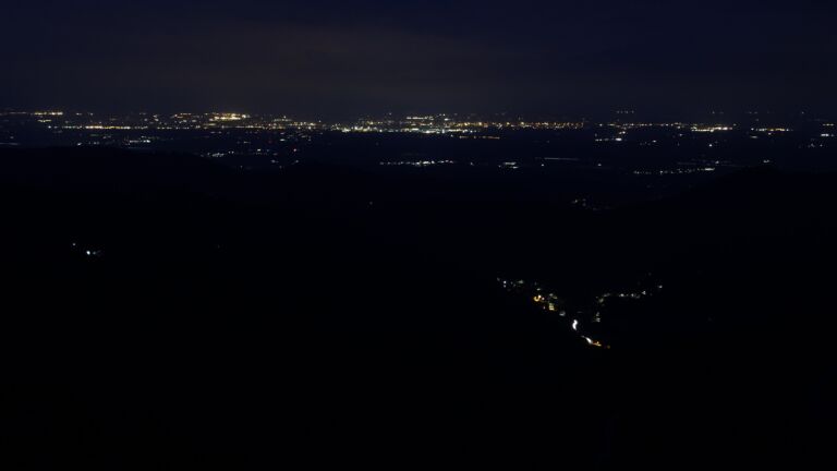 Dieses Bild zeigt eine Webcam-Aufnahme vom Achertal, aufgenommen am Freitag, den 01.08.2025 um 05:00 Uhr. Die Temperatur betrug 13°C.