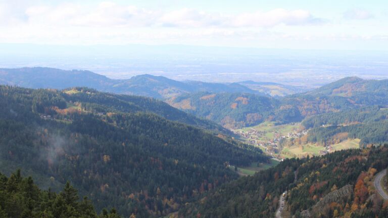 Dieses Bild zeigt eine Webcam-Aufnahme vom Achertal, aufgenommen am Donnerstag, den 30.10.2025 um 12:50 Uhr. Die Temperatur betrug 5.4°C.