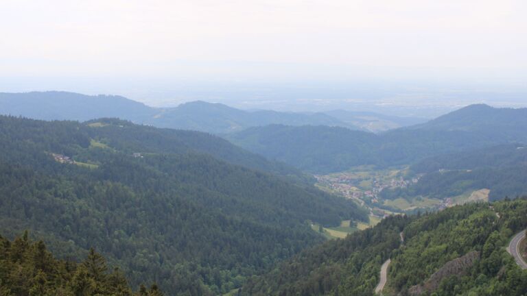 Dieses Bild zeigt eine Webcam-Aufnahme vom Achertal, aufgenommen am Dienstag, den 20.05.2025 um 14:50 Uhr. Die Temperatur betrug 17°C.