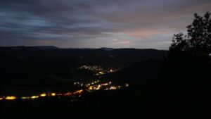 Dieses Bild zeigt eine Webcam-Aufnahme vom Achertal, aufgenommen am Sonntag, den 26.07.2026 um 22:10 Uhr. Die Temperatur betrug 18.5°C.