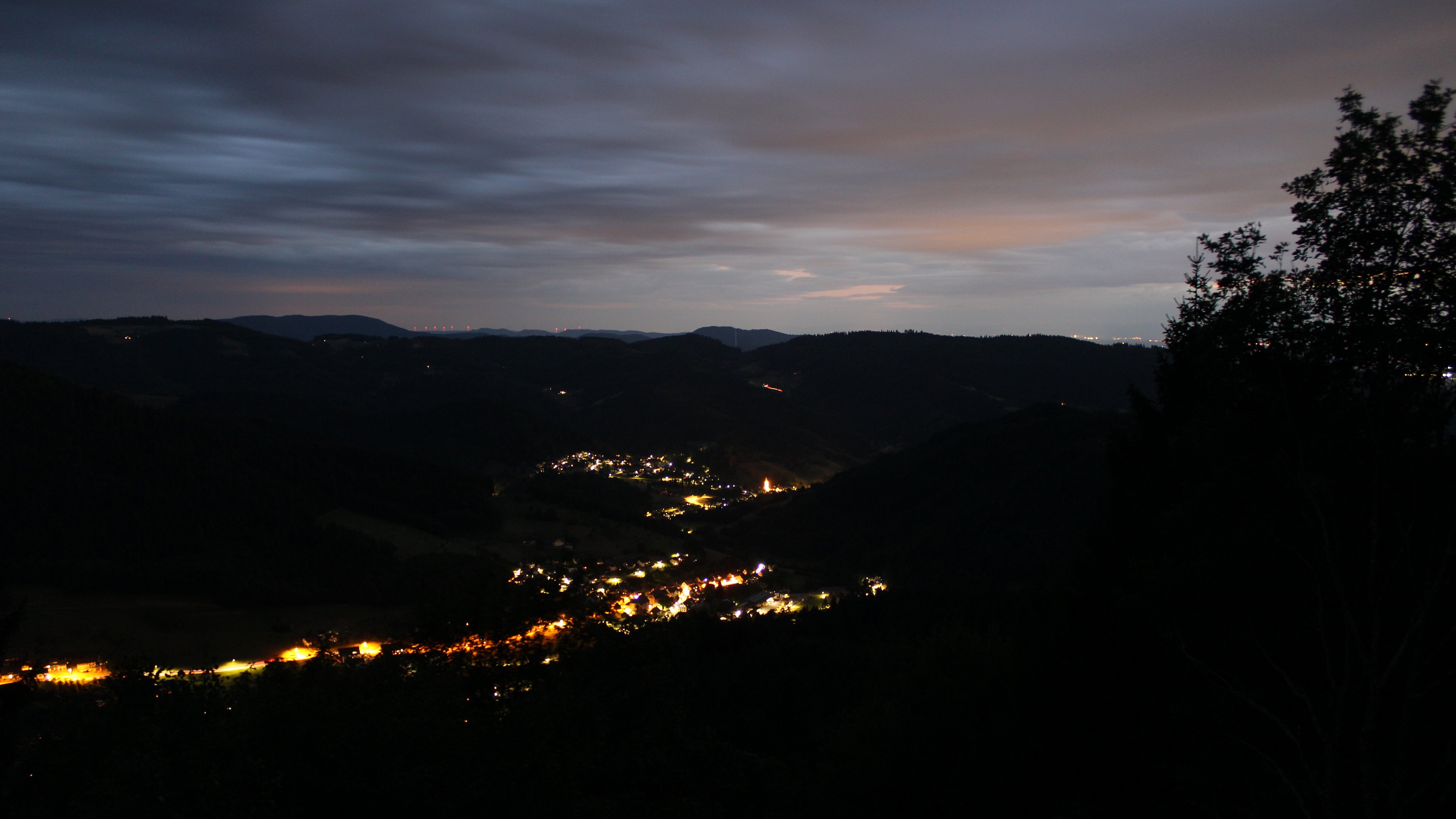 Dieses Bild zeigt eine Webcam-Aufnahme vom Achertal, aufgenommen am Sonntag, den 26.07.2026 um 22:10 Uhr. Die Temperatur betrug 18.5°C.