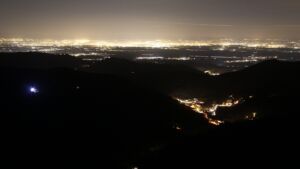 Dieses Bild zeigt eine Webcam-Aufnahme vom Achertal, aufgenommen am Donnerstag, den 18.12.2025 um 19:30 Uhr. Die Temperatur betrug 7.8°C.