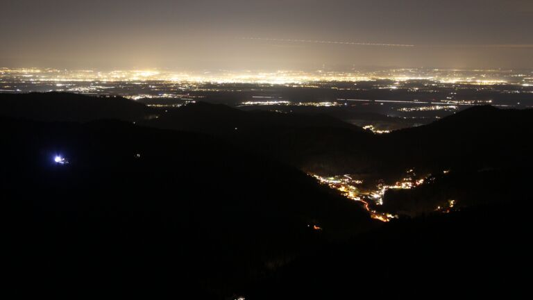 Dieses Bild zeigt eine Webcam-Aufnahme vom Achertal, aufgenommen am Donnerstag, den 18.12.2025 um 19:30 Uhr. Die Temperatur betrug 7.8°C.