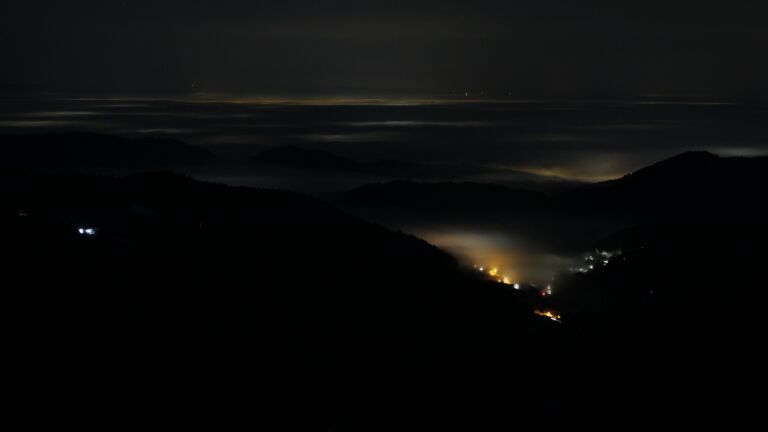 Dieses Bild zeigt eine Webcam-Aufnahme vom Achertal, aufgenommen am Donnerstag, den 22.01.2026 um 03:30 Uhr. Die Temperatur betrug 4.1°C.