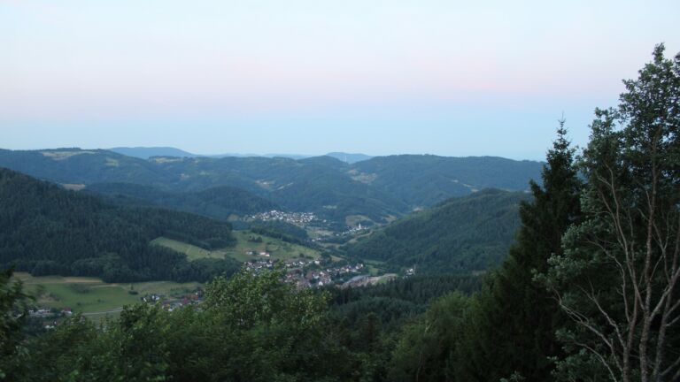 Dieses Bild zeigt eine Webcam-Aufnahme vom Achertal, aufgenommen am Montag, den 13.07.2026 um 05:30 Uhr. Die Temperatur betrug 20.9°C.