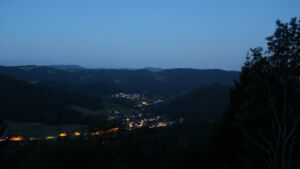Dieses Bild zeigt eine Webcam-Aufnahme vom Achertal, aufgenommen am Montag, den 20.07.2026 um 04:50 Uhr. Die Temperatur betrug 12.9°C.
