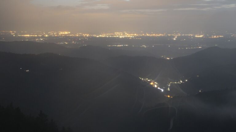 Dieses Bild zeigt eine Webcam-Aufnahme vom Achertal, aufgenommen am Sonntag, den 01.06.2025 um 22:40 Uhr. Die Temperatur betrug 14.4°C.