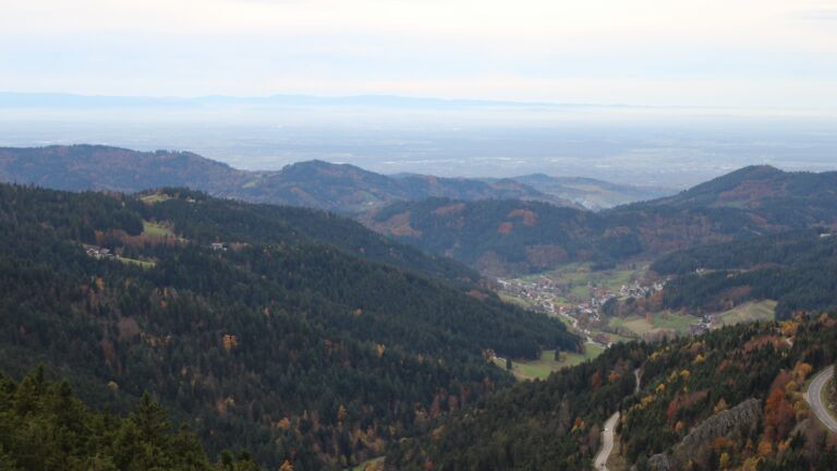 Dieses Bild zeigt eine Webcam-Aufnahme vom Achertal, aufgenommen am Freitag, den 31.10.2025 um 16:40 Uhr. Die Temperatur betrug 10.4°C.