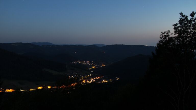 Dieses Bild zeigt eine Webcam-Aufnahme vom Achertal, aufgenommen am Mittwoch, den 29.07.2026 um 22:10 Uhr. Die Temperatur betrug 28.5°C.