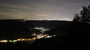 Dieses Bild zeigt eine Webcam-Aufnahme vom Achertal, aufgenommen am Donnerstag, den 15.10.2026 um 21:30 Uhr. Die Temperatur betrug 15.4°C.