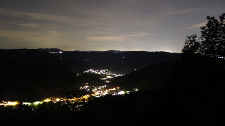 Dieses Bild zeigt eine Webcam-Aufnahme vom Achertal, aufgenommen am Donnerstag, den 15.10.2026 um 21:30 Uhr. Die Temperatur betrug 15.4°C.