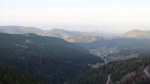 Dieses Bild zeigt eine Webcam-Aufnahme vom Achertal, aufgenommen am Donnerstag, den 18.12.2025 um 09:10 Uhr. Die Temperatur betrug 5.9°C.